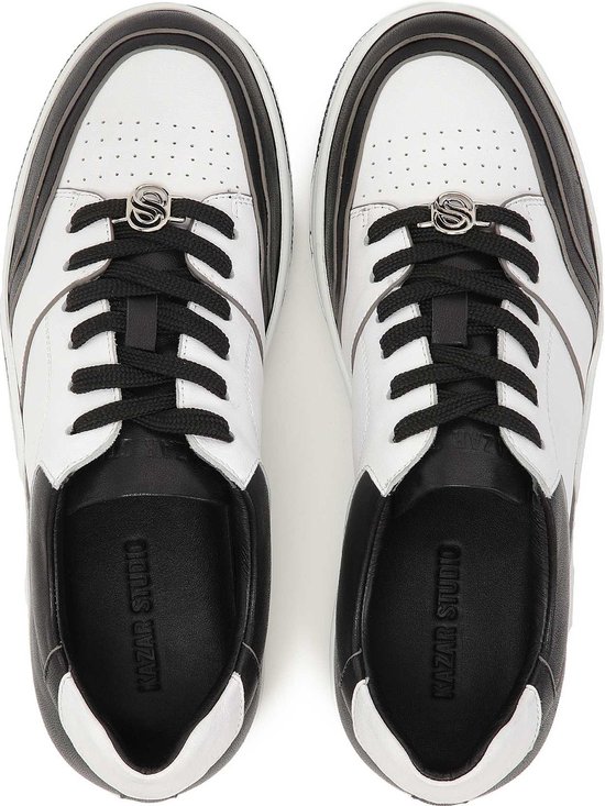 Zwart witte sneakers met een laag bovenwerk bol