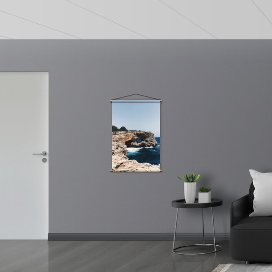 Textielposter - Uitzicht op Donkerblauwe Zee vanaf Rots - 60x90 cm Foto op Textiel