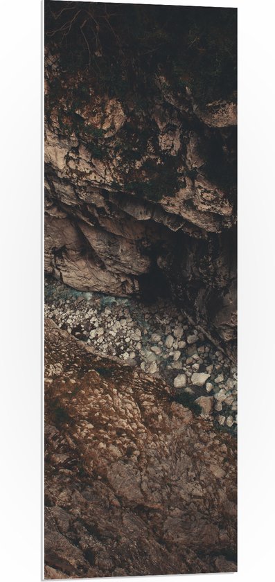 Verticaal PVC schuim bord met een rotsachtige kloof en een stromende rivier onderin.