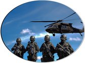 WallClassics - Dibond Ovaal - Rij Soldaten bij Legerhelikopter - 40x30 cm Foto op Ovaal (Met Ophangsysteem)