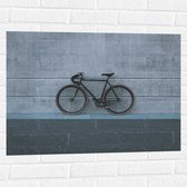 WallClassics - Muursticker - Zwarte Fiets tegen Grijze Gebouw - 80x60 cm Foto op Muursticker