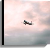WallClassics - Canvas  - Vliegtuig bij Bewolking - 40x40 cm Foto op Canvas Schilderij (Wanddecoratie op Canvas)
