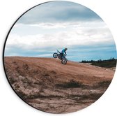WallClassics - Dibond Muurcirkel - Motorcrosser op Zandheuvels - 20x20 cm Foto op Aluminium Muurcirkel (met ophangsysteem)