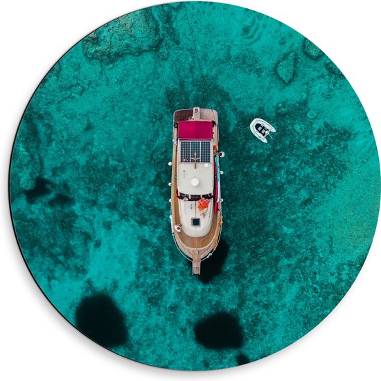 WallClassics - Dibond Muurcirkel - Bovenaanzicht van Bootje bij Helderblauwe Zee - 50x50 cm Foto op Aluminium Muurcirkel (met ophangsysteem)