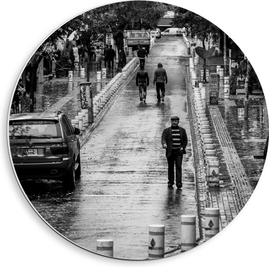 WallClassics - PVC Schuimplaat Muurcirkel - Man wandeldn door Dorpje (zwart/wit) - 40x40 cm Foto op Muurcirkel (met ophangsysteem)