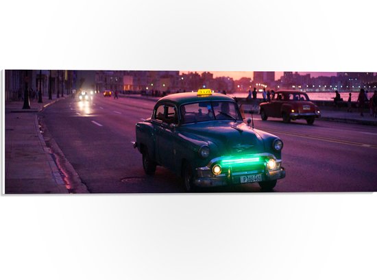 WallClassics - Plaque de Mousse PVC - Taxi Blauw dans la Ville Violette - Photo 60x20 cm sur Plaque de Mousse PVC (Avec Système d'accrochage)