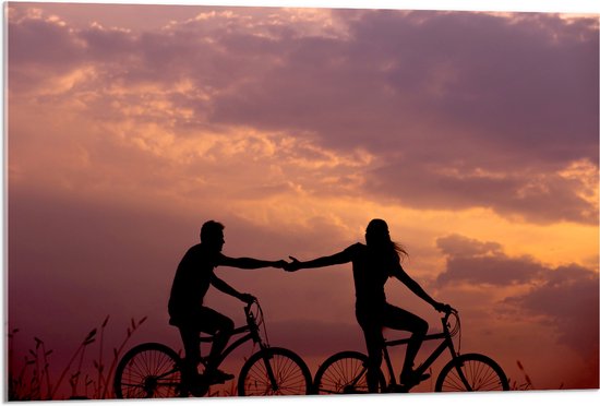 WallClassics - Acrylglas - Silhouet van Hand in Hand Fietsend Koppel - 90x60 cm Foto op Acrylglas (Met Ophangsysteem)