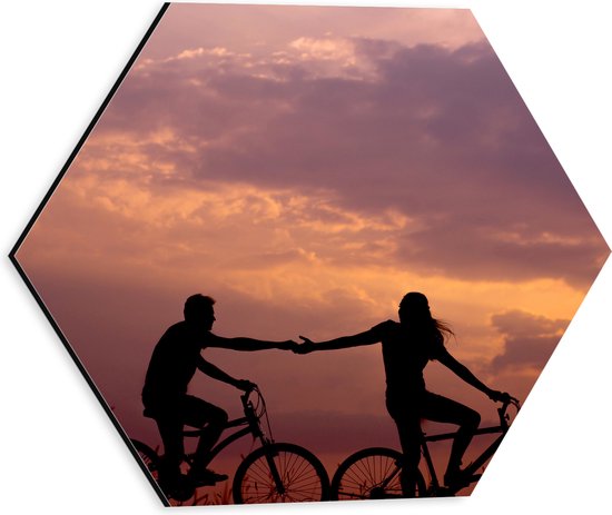 WallClassics - Dibond Hexagon - Silhouet van Hand in Hand Fietsend Koppel - 30x26.1 cm Foto op Hexagon (Met Ophangsysteem)