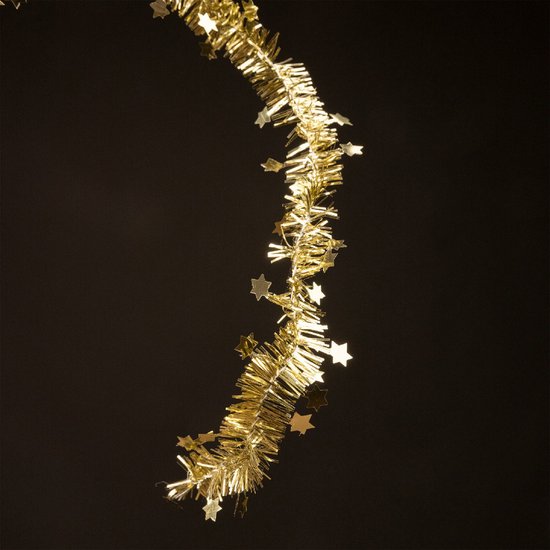 Guirlande de Noël dorée avec de petites étoiles, sur fond sombre.