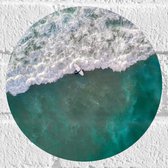 WallClassics - Muursticker Cirkel - Surfer in de Zee - 20x20 cm Foto op Muursticker