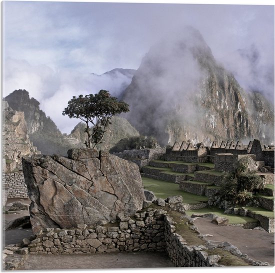 WallClassics - Acrylglas - Machu Pichu in de Mist - 50x50 cm Foto op Acrylglas (Met Ophangsysteem)