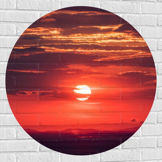 WallClassics - Muursticker Cirkel - Ondergaande Zon achter Wolken - 90x90 cm Foto op Muursticker