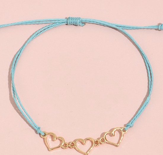 Lichtblauwe touwtjesarmband met drie gouden hartjes op een rij.