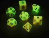 Afbeelding van het spelletje D&D dice set - DnD dobbelstenen set - Glow in the dark blauw paars - Dungeons and Dragons dobbelstenen Inclusief velvet bewaarzakje