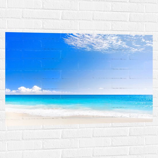 WallClassics - Muursticker - Strand met Licht Blauwe Zee - 105x70 cm Foto op Muursticker