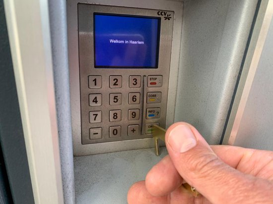 Antibacteriële no touch deuropener met touchscreen en swipe functionaliteit zilver