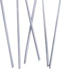Cinq piquets métalliques argentés et pointus, dont deux se croisent.