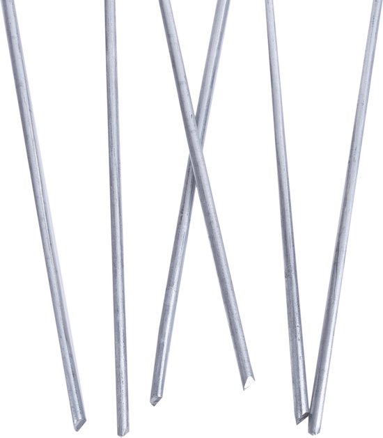 Cinq piquets métalliques argentés et pointus, dont deux se croisent.