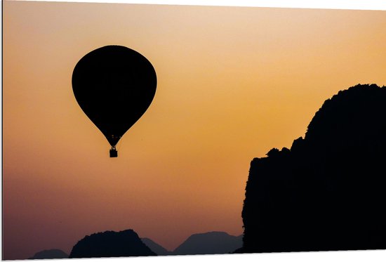 WallClassics - Dibond - Silhouette van een Luchtballon en Bergen - 120x80 cm Foto op Aluminium (Wanddecoratie van metaal)