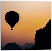 WallClassics - PVC Schuimplaat - Silhouette van een Luchtballon en Bergen - 50x50 cm Foto op PVC Schuimplaat (Met Ophangsysteem)
