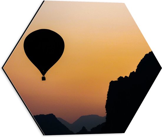 WallClassics - Dibond Hexagon - Silhouette van een Luchtballon en Bergen - 40x34.8 cm Foto op Hexagon (Met Ophangsysteem)