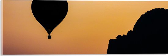 WallClassics - Acrylglas - Silhouette van een Luchtballon en Bergen - 60x20 cm Foto op Acrylglas (Wanddecoratie op Acrylaat)