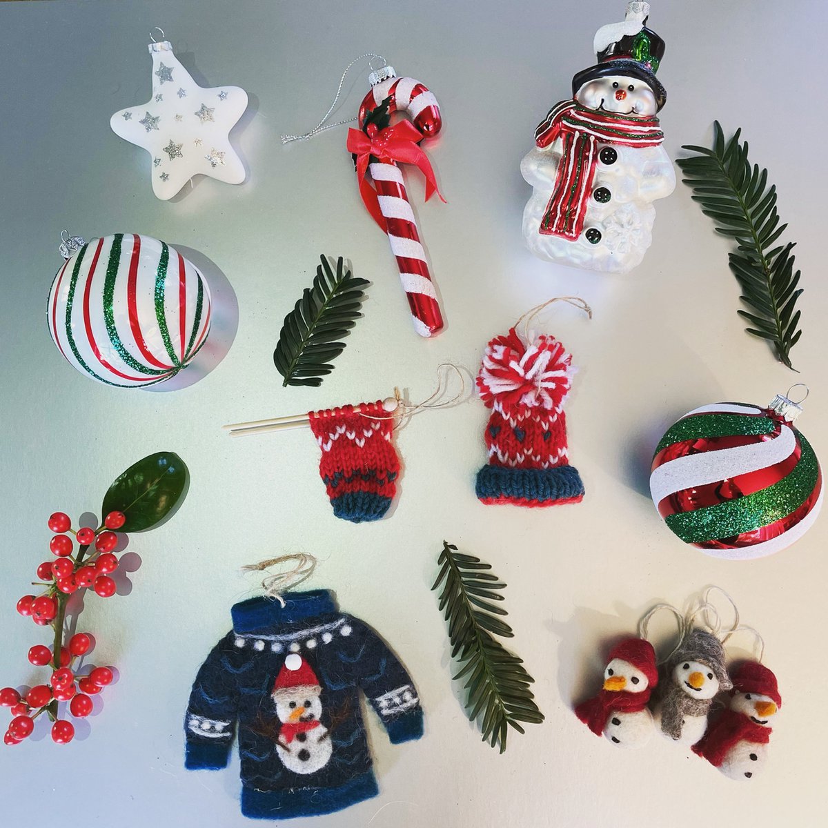 Sluiting Van Een Man Met Een Hawaiian Shirt, Santa Claus Hat En COVID Masker Baard Bevestigd Ge%c3%afsoleerd Op Wit Image196800394