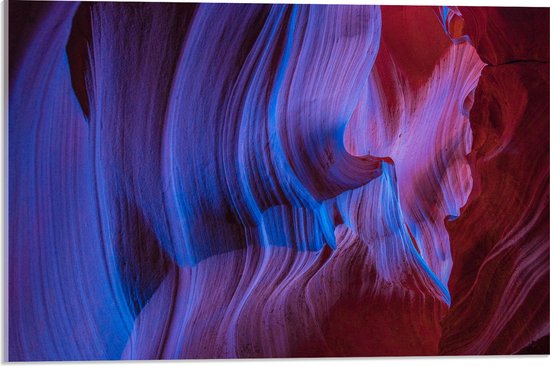 WallClassics - Acrylglas - Blauw Licht tegen Woestijnrotsen - 60x40 cm Foto op Acrylglas (Met Ophangsysteem)