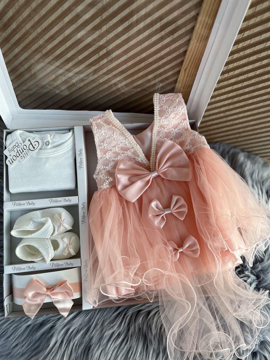 Goedkoopste luxe feestjurk-bruidsjurk-Baby jurk-doopjurk -dooppakje-jurk-onderhemd-haarband-schoentjes- pasgeboren-new born-geschenkenset-geschenkdoos-kraamcadeau-fotoshoot newborn-4 delige set-zalmkleur feestjurk-tule jurk met staart-maat 56/62 (0 tem 3 maanden