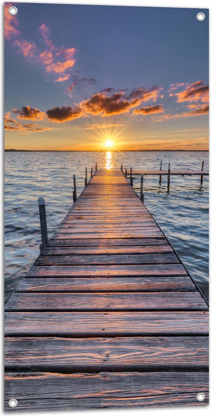 WallClassics - Tuinposter – Houten Vlonder boven Kalme Zee met Zon - 50x100 cm Foto op Tuinposter  (wanddecoratie voor buiten en binnen)