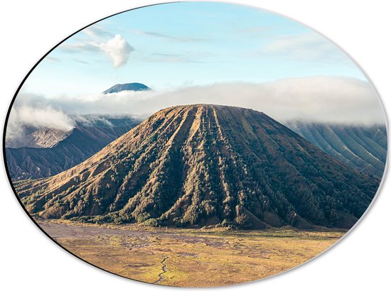 WallClassics - Dibond Ovaal - Wolken boven Bromo Vulkaan, Indonesië - 40x30 cm Foto op Ovaal (Met Ophangsysteem)