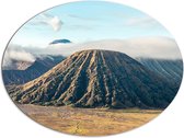 WallClassics - Dibond Ovaal - Wolken boven Bromo Vulkaan, Indonesië - 108x81 cm Foto op Ovaal (Met Ophangsysteem)