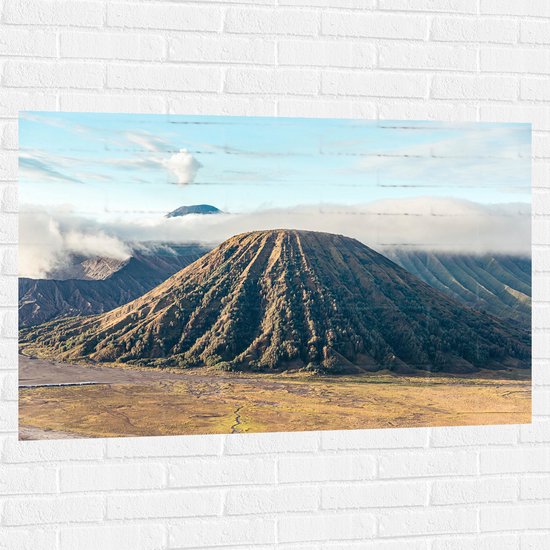 WallClassics - Muursticker - Wolken boven Bromo Vulkaan, Indonesië - 120x80 cm Foto op Muursticker
