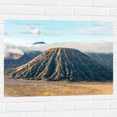 WallClassics - Muursticker - Wolken boven Bromo Vulkaan, Indonesië - 80x60 cm Foto op Muursticker