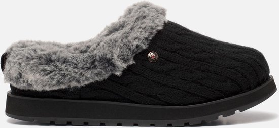 Zwarte gebreide pantoffel met grijze nepbont voering en een rood hart-detail.