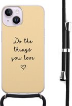 Hoesje met koord - Geschikt voor iPhone 14 - Do the things you love - Verstelbaar zwart koord - Transparant, Geel - Tekst - Leuke Telefoonhoesjes