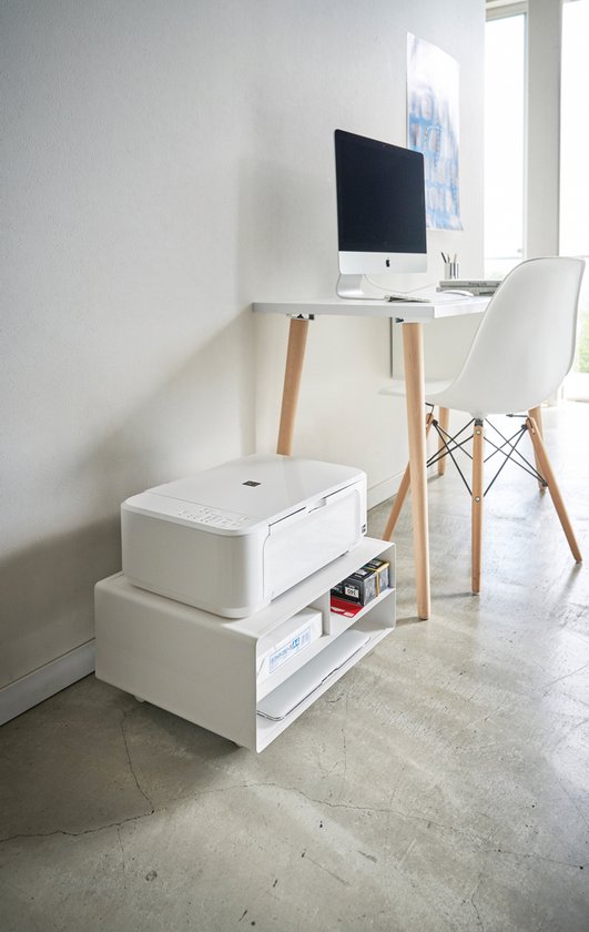 Witte printerstandaard met printer, papier en laptop, onder bureau met computer.