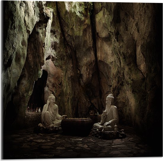 WallClassics - Acrylglas - Buddha Beelden in Grot - 50x50 cm Foto op Acrylglas (Wanddecoratie op Acrylaat)