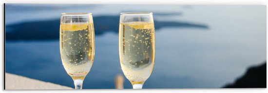 WallClassics - Dibond - Champagne Glazen - 60x20 cm Foto op Aluminium (Wanddecoratie van metaal)