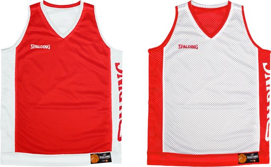 Deux débardeurs de basket-ball réversibles côte à côte, un rouge avec côtés blancs, un blanc avec côtés rouges. Logo SPALDING visible.