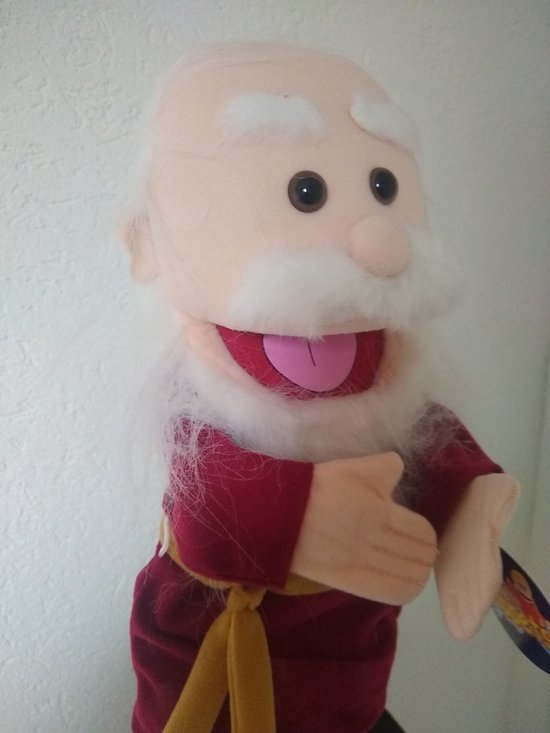 Close-up van een Noah handpop met witte baard en uitstekende tong.