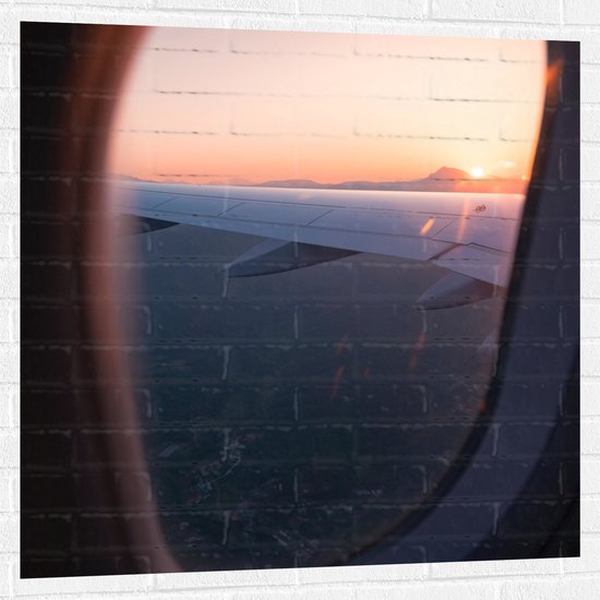 WallClassics - Muursticker - Vliegtuigvleugel vanuit Raam bij Zonsondergang - 100x100 cm Foto op Muursticker