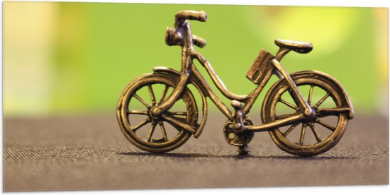 WallClassics - Vlag - Miniatuurbeeld van Gouden Fiets - 100x50 cm Foto op Polyester Vlag