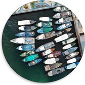 WallClassics - Dibond Muurcirkel - Bovenaanzicht van Kleine Bootjes in Haven - 50x50 cm Foto op Aluminium Muurcirkel (met ophangsysteem)