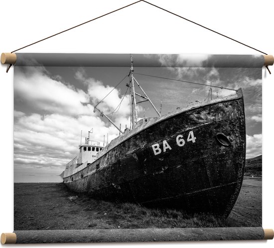 WallClassics - Textielposter - Oud Scheepswrak op Strand (zwart/wit) - 60x40 cm Foto op Textiel