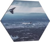 WallClassics - Dibond Hexagon - Vliegtuigvleugel boven Land - 70x60.9 cm Foto op Hexagon (Met Ophangsysteem)