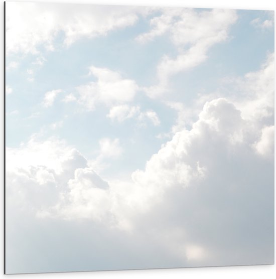 WallClassics - Dibond - Grote Witte Wolken in de Lucht - 100x100 cm Foto op Aluminium (Met Ophangsysteem)