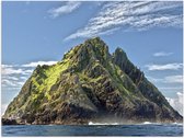 WallClassics - Poster Glossy - Grand Rocher dans la Mer avec Verdure - 40x30 cm Photo sur Papier Poster avec Finition Brillante