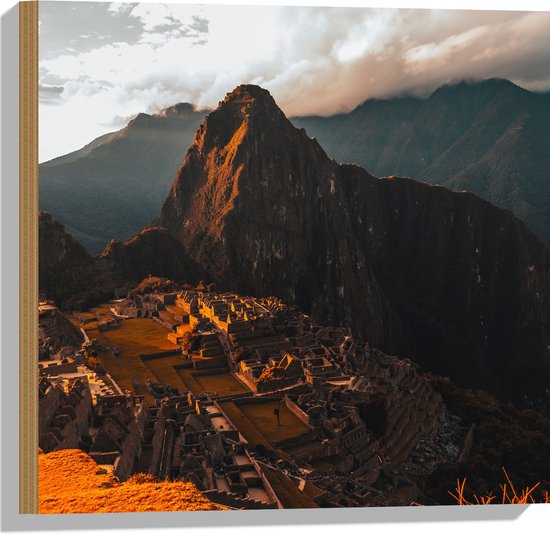 WallClassics - Hout - Machu Pichu Berg in Peru bij Zonsondergang - 50x50 cm - 12 mm dik - Foto op Hout (Met Ophangsysteem)