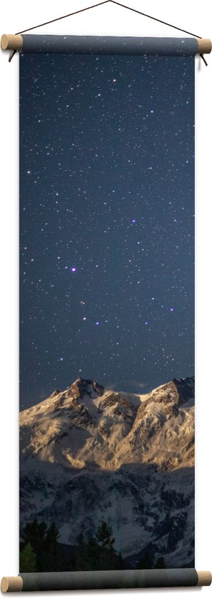 WallClassics - Textielposter - Heldere Sterrenhemel boven Witte Bergtoppen - 30x90 cm Foto op Textiel